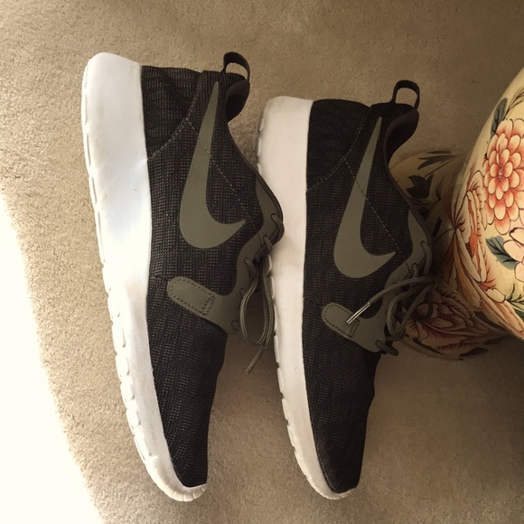 Nike, Roshe One Running Shoe, Size 8 - Picture 5 of 7